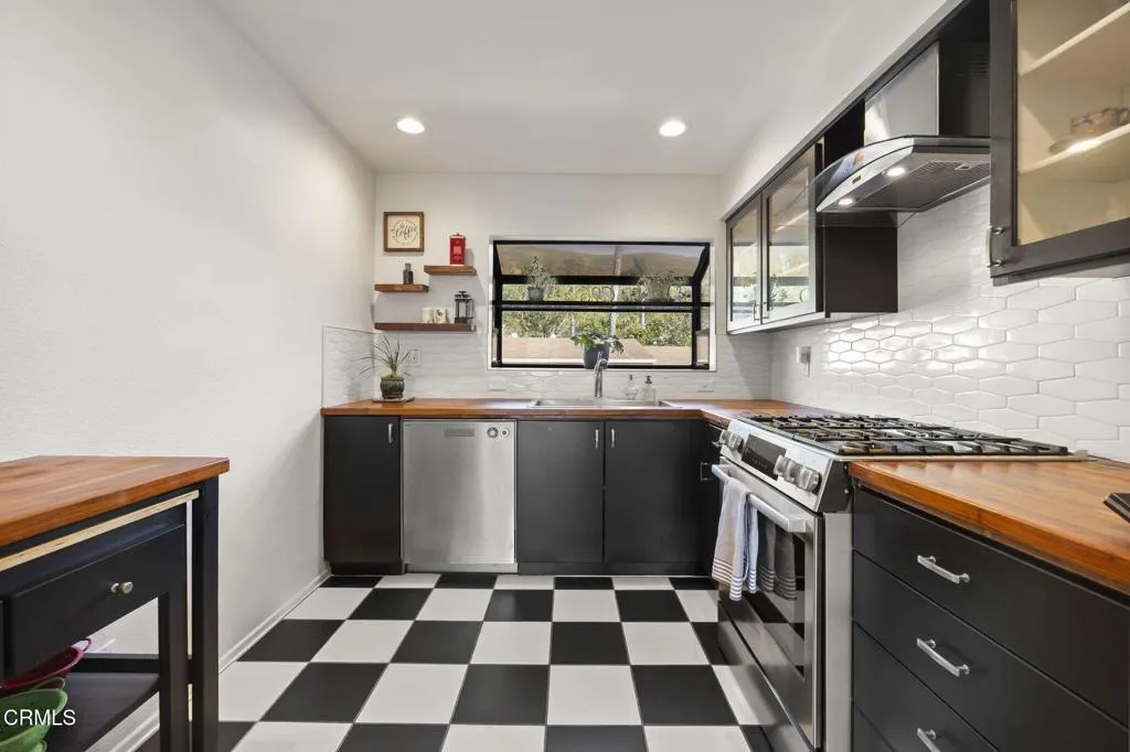 Ventura, California 93001, United States, 2 Bedrooms Bedrooms, ,2 BathroomsBathrooms,Residential,Active,143236