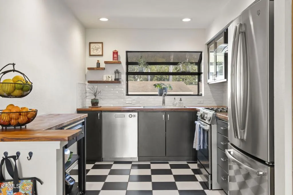 Ventura, California 93001, United States, 2 Bedrooms Bedrooms, ,2 BathroomsBathrooms,Residential,Active,143236