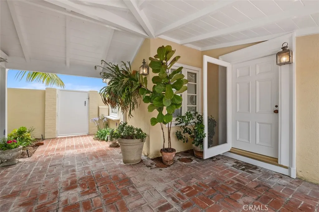 Laguna Beach, California 92651, United States, 4 Bedrooms Bedrooms, ,3 BathroomsBathrooms,Residential,Active,136345