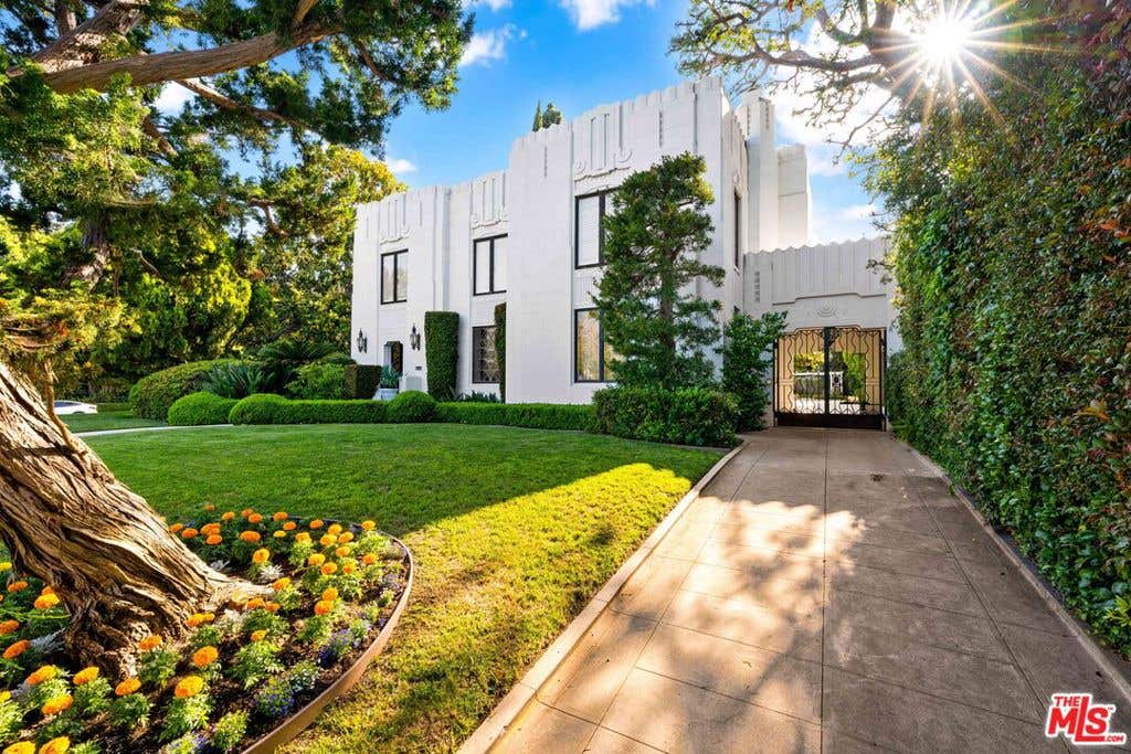 Photo of 191 S Hudson Avenue, Los Angeles, CA 90004 (MLS # 26652849)