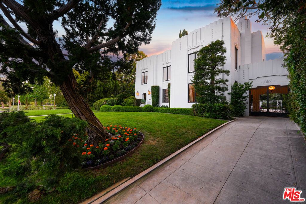 Photo of 191 S Hudson Avenue, Los Angeles, CA 90004 (MLS # 26652849)