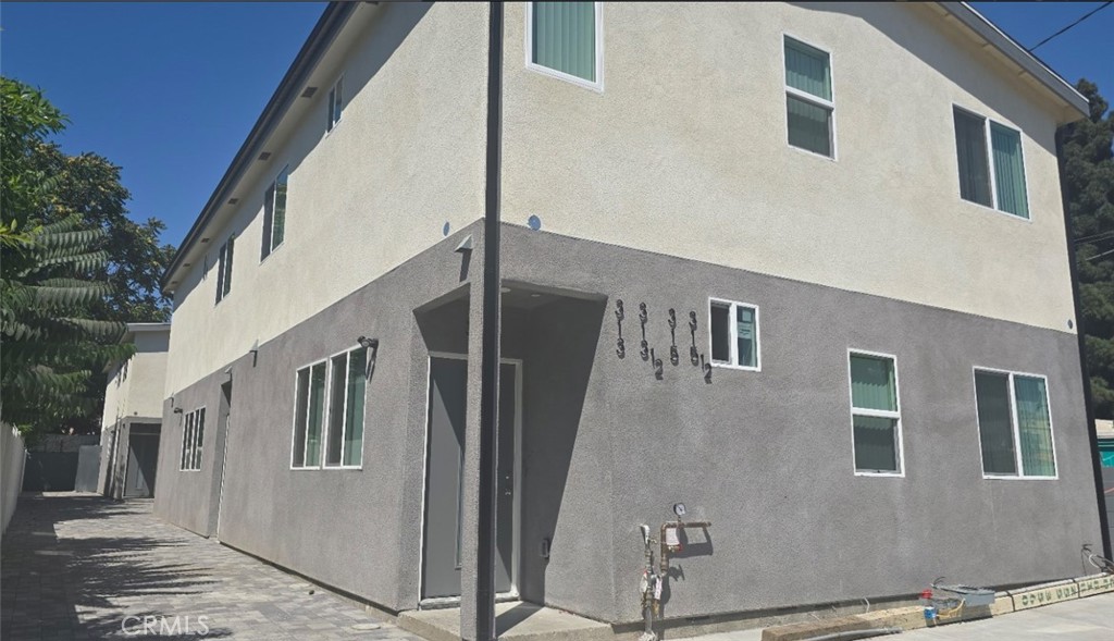 1.each separate electric meter,water meter 2.tankless electric heater 3.separate solar panel 4.central ac and electric central heater 5.gravel landscaping and don't need to gardening 6.appliances includding micro hood with vent and electric oven 7.laundry hook up space of stackable space 8.flooring with tile(bath,laundry room) and laminating with Kitchen,room,hall &stairs 9.pave brick driveway 10.parking space,1parking between the builidng