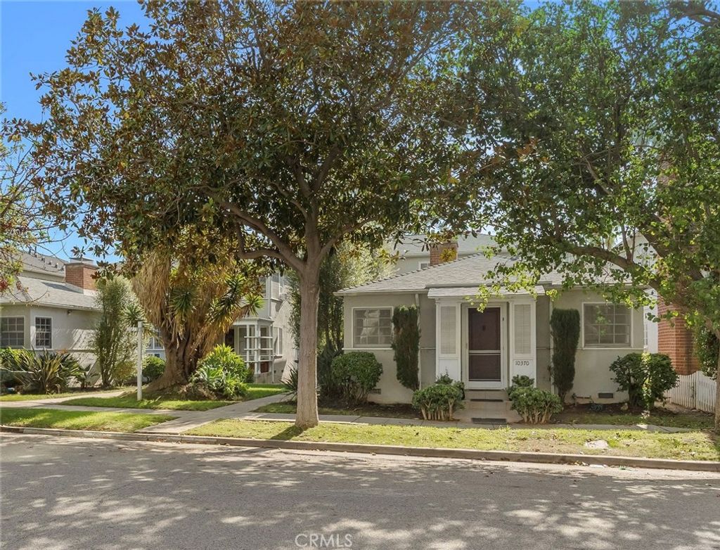 Photo of 10372 Ashton Avenue, Los Angeles, CA 90024 (MLS # SB25271785)