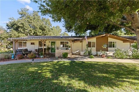 Photo of 19348 Avenue Of The Oaks, Newhall, CA 91321 (MLS # SR25272125)