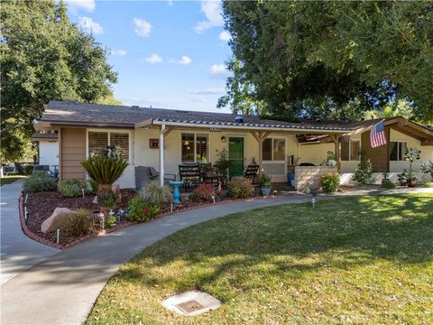 Photo of 19348 Avenue Of The Oaks, Newhall, CA 91321 (MLS # SR25272125)