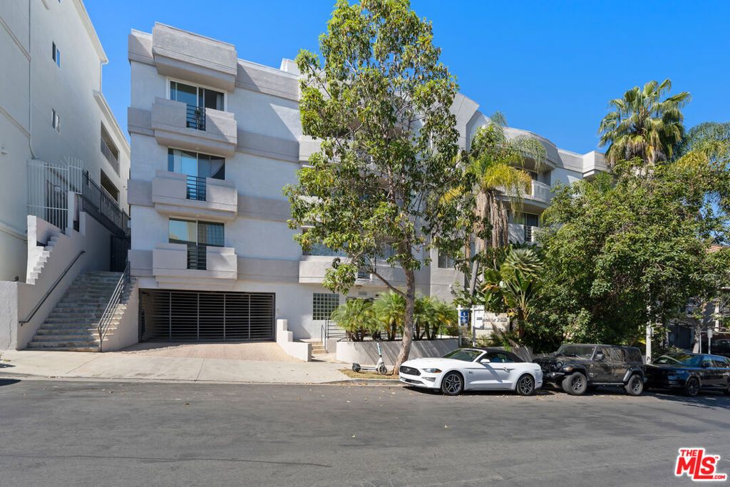 Photo of 11535 Rochester Avenue #301, Los Angeles, CA 90025 (MLS # 26666267)