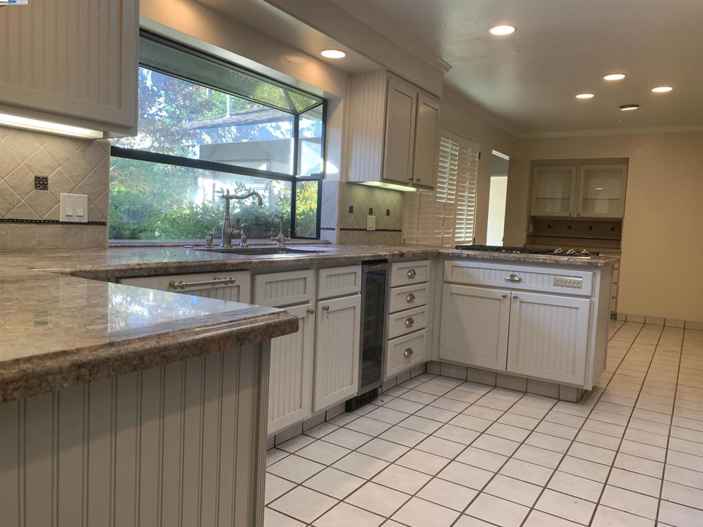 2738 W Benjamin Holt Dr
