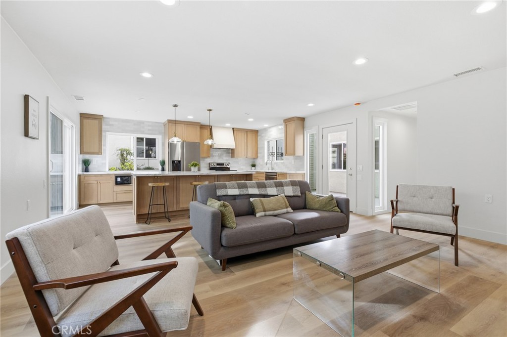 2382 Via Mariposa W D