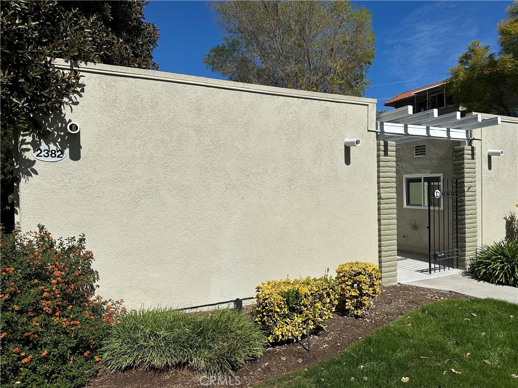 2382 Via Mariposa W D