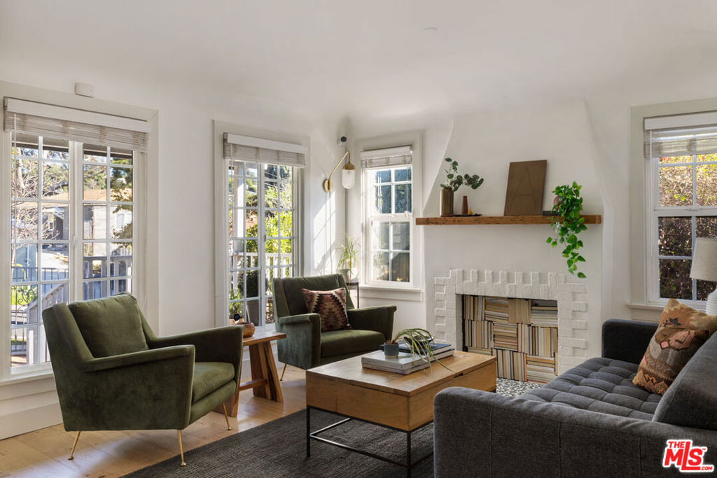 2415 Edgewater Terrace