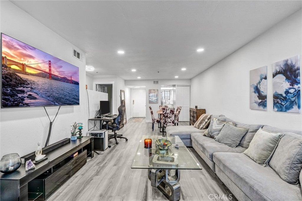 6545 Reseda Boulevard 6