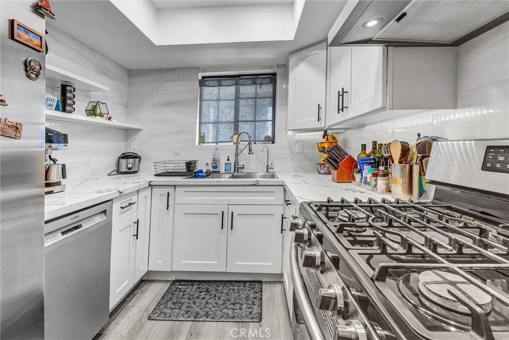 6545 Reseda Boulevard 6