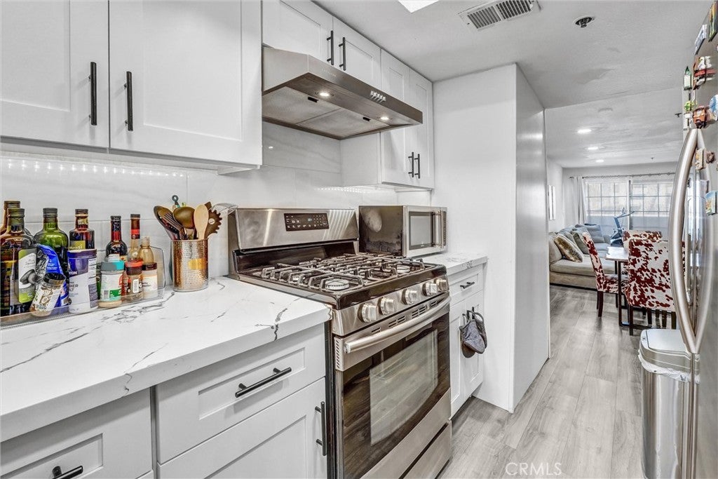 6545 Reseda Boulevard 6