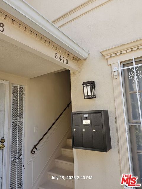 Photo of 5470 Edgewood Place, Los Angeles, CA 90019 (MLS # 25590301) Photo of 5470 Edgewood Place, Los Angeles, CA 90019 (MLS # 25590301)