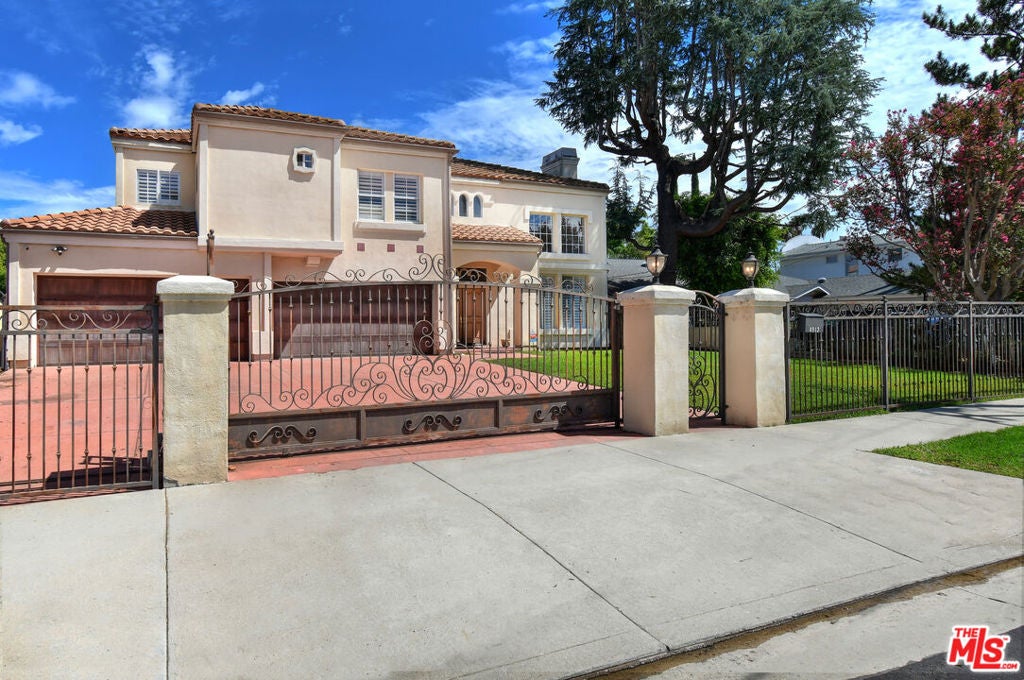 Photo of 4942 Densmore Avenue, Encino, CA 91436 (MLS # 26985773)