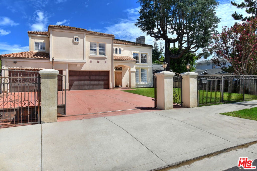 Photo of 4942 Densmore Avenue, Encino, CA 91436 (MLS # 26985773)