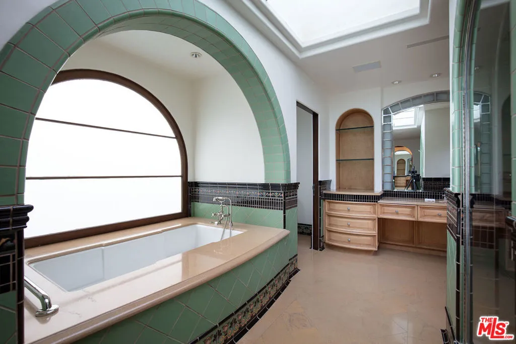 Beverly Hills, California 90210, United States, 4 Bedrooms Bedrooms, ,5 BathroomsBathrooms,Residential,Active,87820