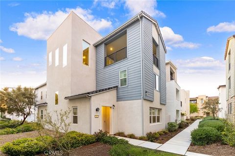 Photo of 112 Spiral, Irvine, CA 92618 (MLS # AR26084547)