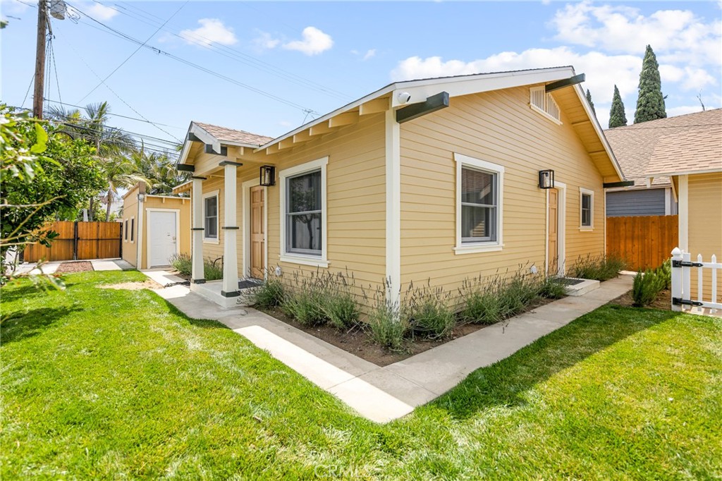 Enjoy comfort, privacy, and style in this newly remodeled, fully furnished 2-bedroom, 2-bathroom standalone unit completely separate from the main house and designed for flexible living. Located near Downtown Long Beach, this move-in-ready space is perfect for short- or mid-term stays.
Property Highlights:
Detached unit no shared walls with the main house
Central A/C and heat for year-round comfort
2 spacious bedrooms with cozy queen beds and ample closets
2 modern bathrooms with updated finishes
Fully furnished includes all furniture, linens, dishes, and smart TVs
Open-concept living/dining area
Modern kitchen with quartz countertops & stainless steel appliances
In-unit washer and dryer
Dedicated 1 car garage parking included
All utilities included electricity, water, gas, trash, and high-speed WiFi
Ideal for traveling professionals, digital nomads, relocations, or in-between housing
Quick application + flexible move-in dates
Minutes to Downtown Long Beach, the Pike, beach, and marina
Close to the Convention Center, St. Mary's Medical Center, and public transit
Easy freeway access (710) and Blue Line Metro nearby
Walkable to shops, restaurants, and entertainment
Choose from 1-month, 3-month, 6-month, or 12 month leases
No Smoking Allowed
No Pets Allowed