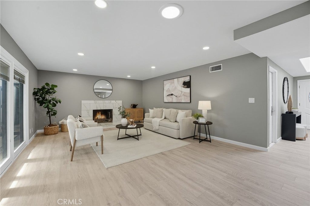1548 Lacewood