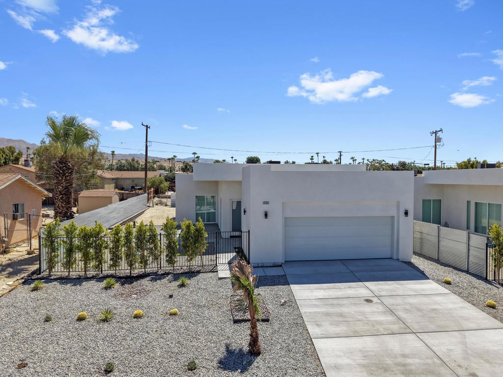 15464 Avenida Rambla