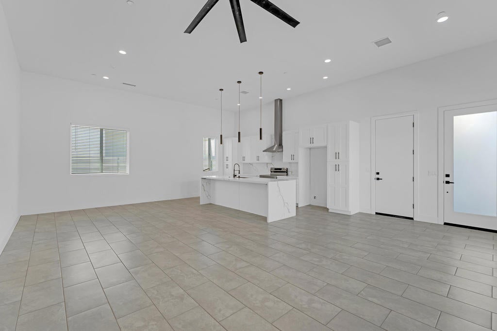 15464 Avenida Rambla