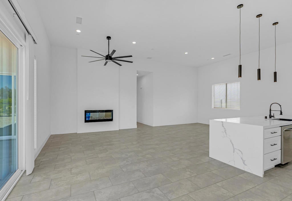15464 Avenida Rambla