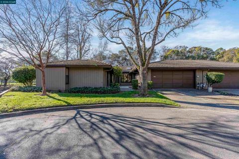 15 Fairway Pl Fairfield CA 94534