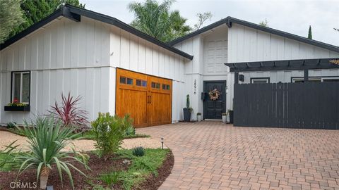 Photo of 28916 Valley Heights Dr, Agoura Hills, CA 91301 (MLS # SR25261058)