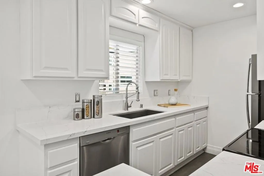 Los Angeles, California 90025, United States, 2 Bedrooms Bedrooms, ,2 BathroomsBathrooms,Residential,Active,198725