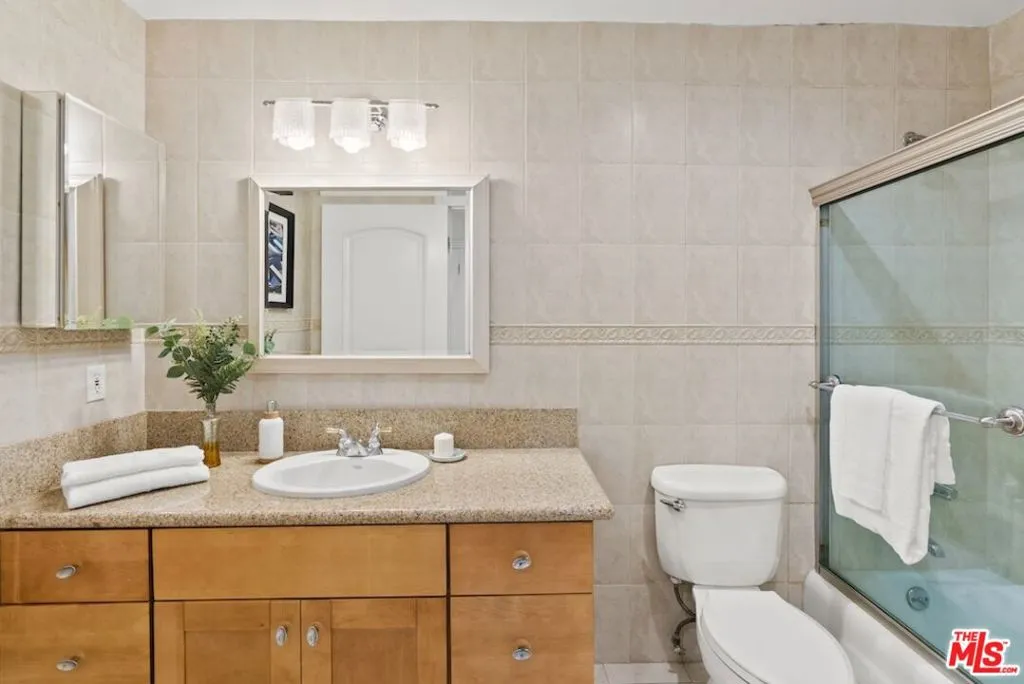 Los Angeles, California 90025, United States, 2 Bedrooms Bedrooms, ,2 BathroomsBathrooms,Residential,Active,198725