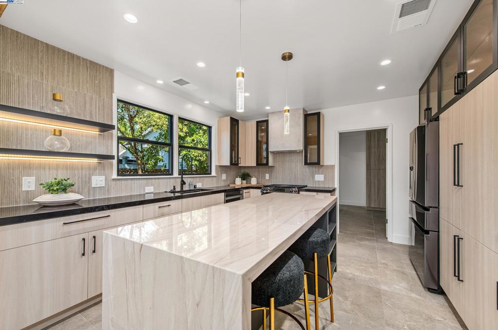 DOWNTOWN PLEAS. - Residential