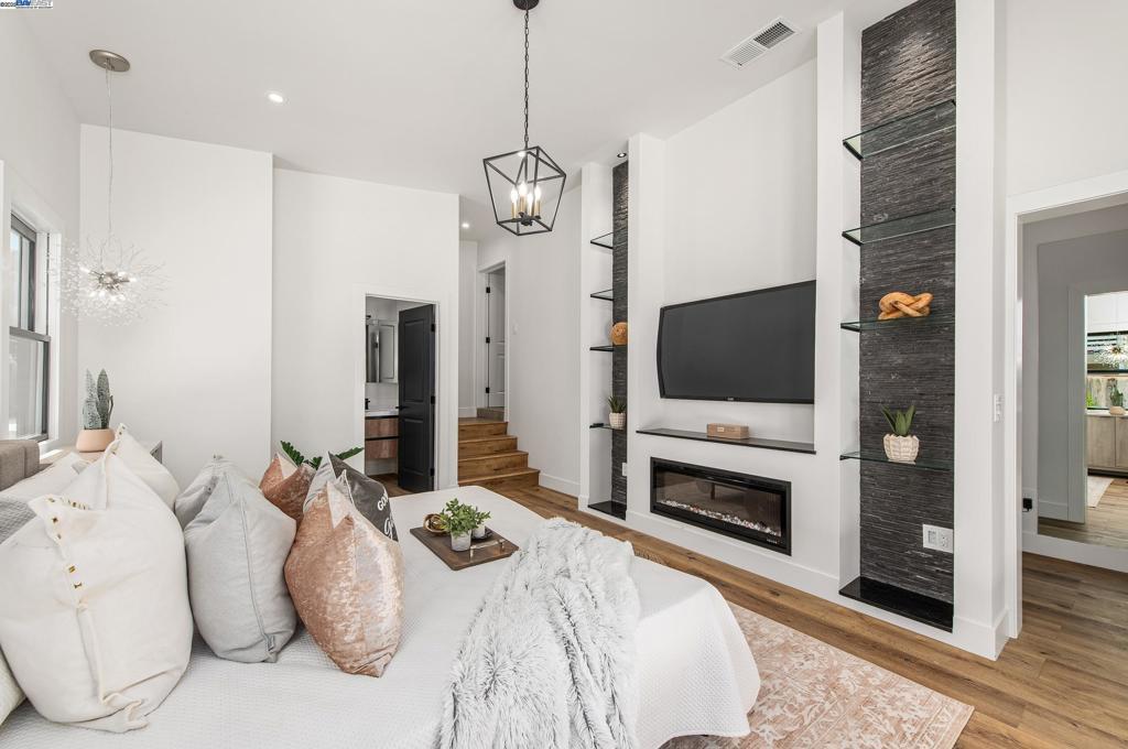 DOWNTOWN PLEAS. - Residential