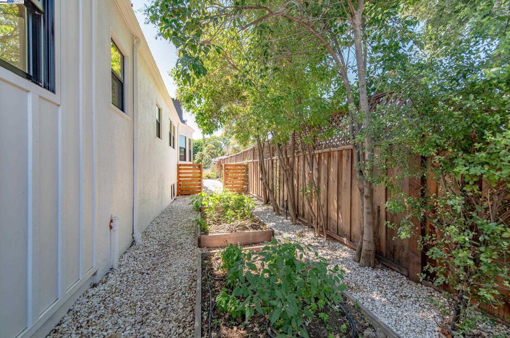 DOWNTOWN PLEAS. - Residential