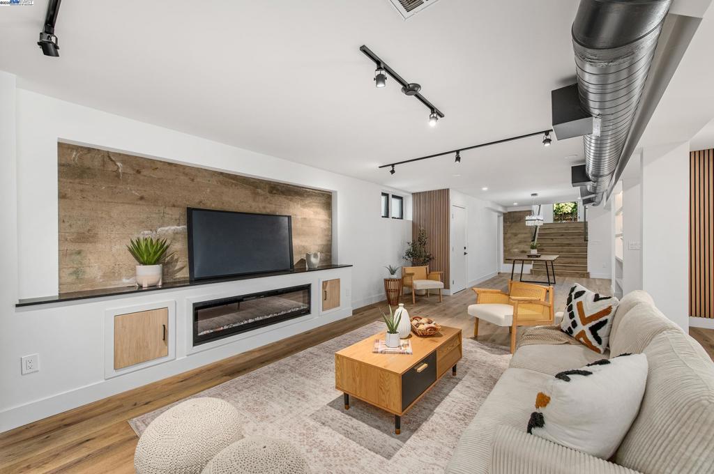 DOWNTOWN PLEAS. - Residential