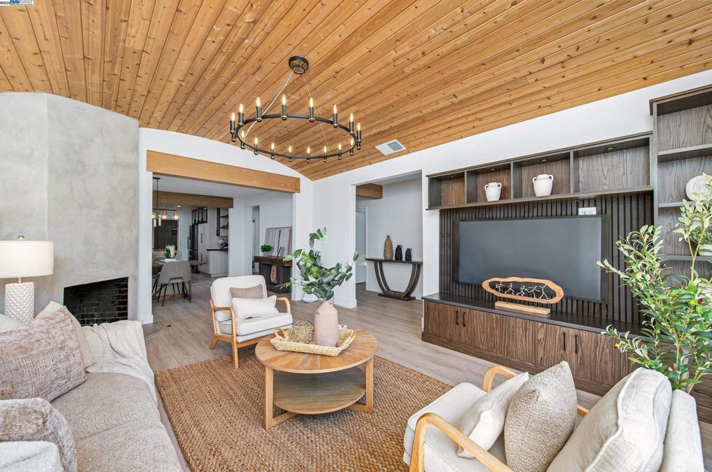 DOWNTOWN PLEAS. - Residential