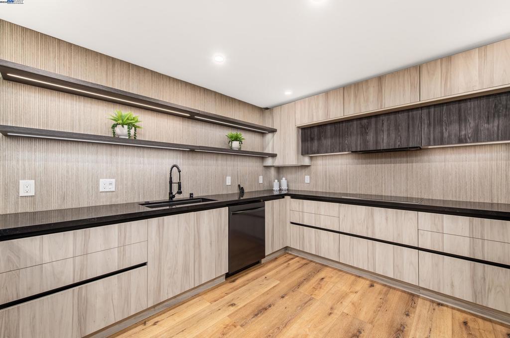 DOWNTOWN PLEAS. - Residential