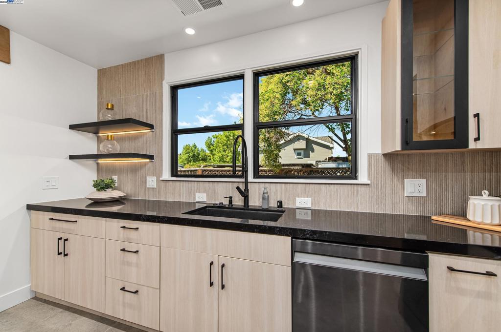 DOWNTOWN PLEAS. - Residential