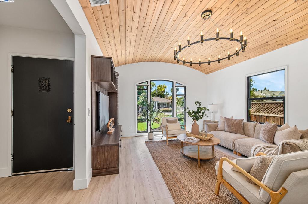 DOWNTOWN PLEAS. - Residential