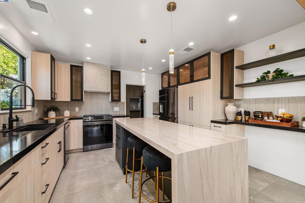 DOWNTOWN PLEAS. - Residential