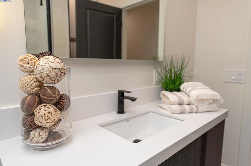 DOWNTOWN PLEAS. - Residential