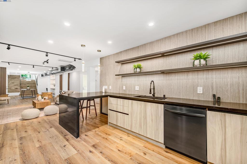 DOWNTOWN PLEAS. - Residential