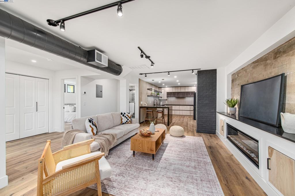 DOWNTOWN PLEAS. - Residential