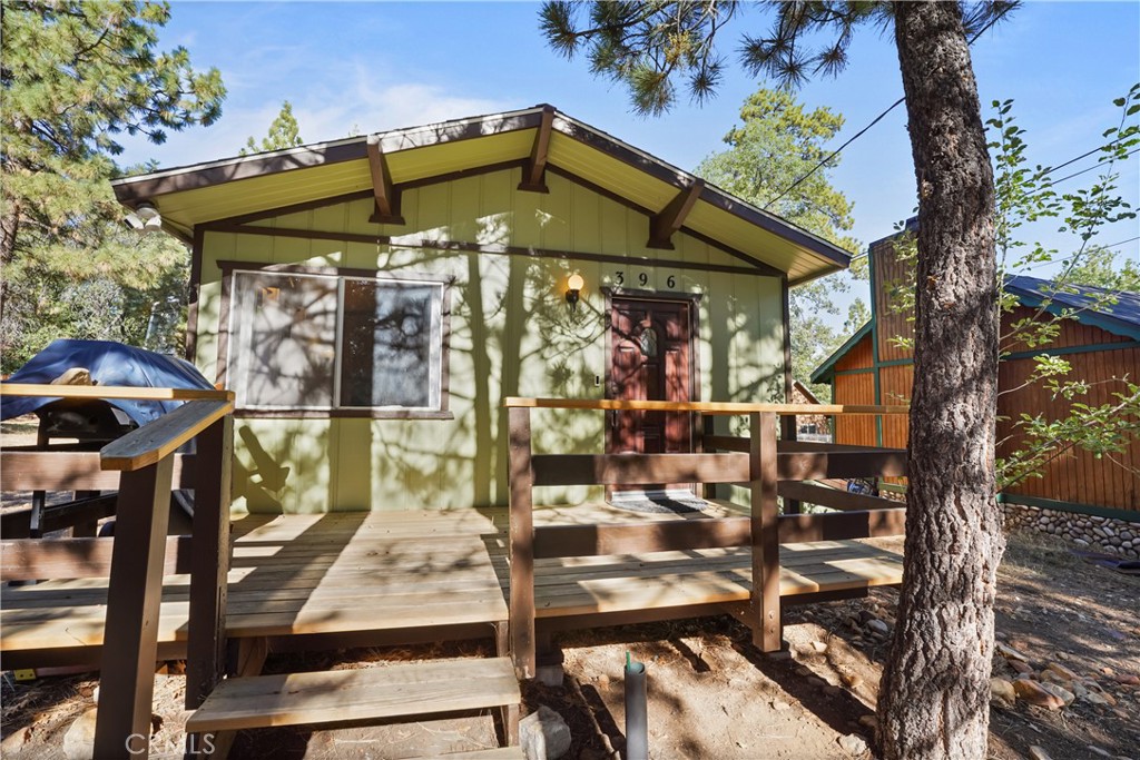 Welcome to this charming 2-bedroom, 1-bathroom cabin in Sugarloaf, just a few miles from Big Bear Lake. Tucked among mature trees, this home offers a tranquil setting with a peaceful front porch and a cement driveway for convenient parking. The adjacent vacant lot is included in the sale, bringing the total lot size to 7,500 sq. ft.! Inside, enjoy vaulted ceilings with beautiful woodwork, abundant natural light, and a cozy fireplace. The adorable eat-in kitchen, in-unit washer and dryer, and included furnishings make this cabin move-in ready, perfect as a weekend getaway or full-time retreat.