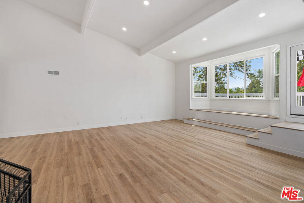 Properties 4 19555 Oxnard Street