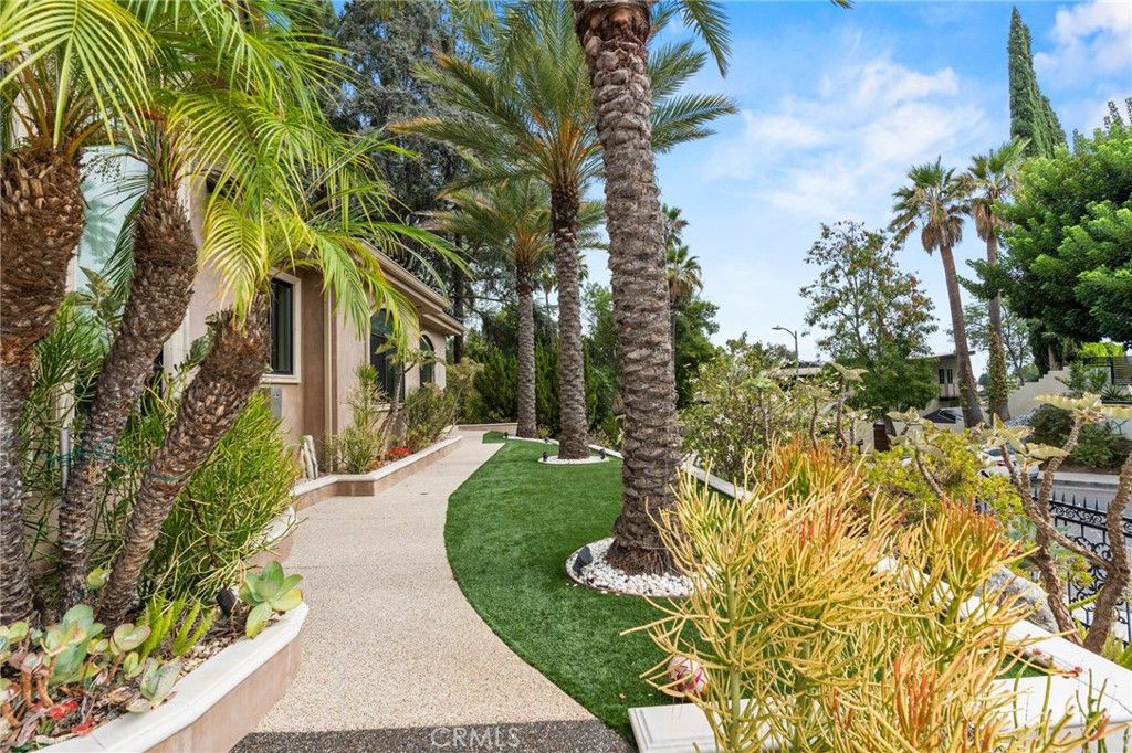 Photo of 4555 Winnetka Avenue, Woodland Hills, CA 91364 (MLS # SR25198029)