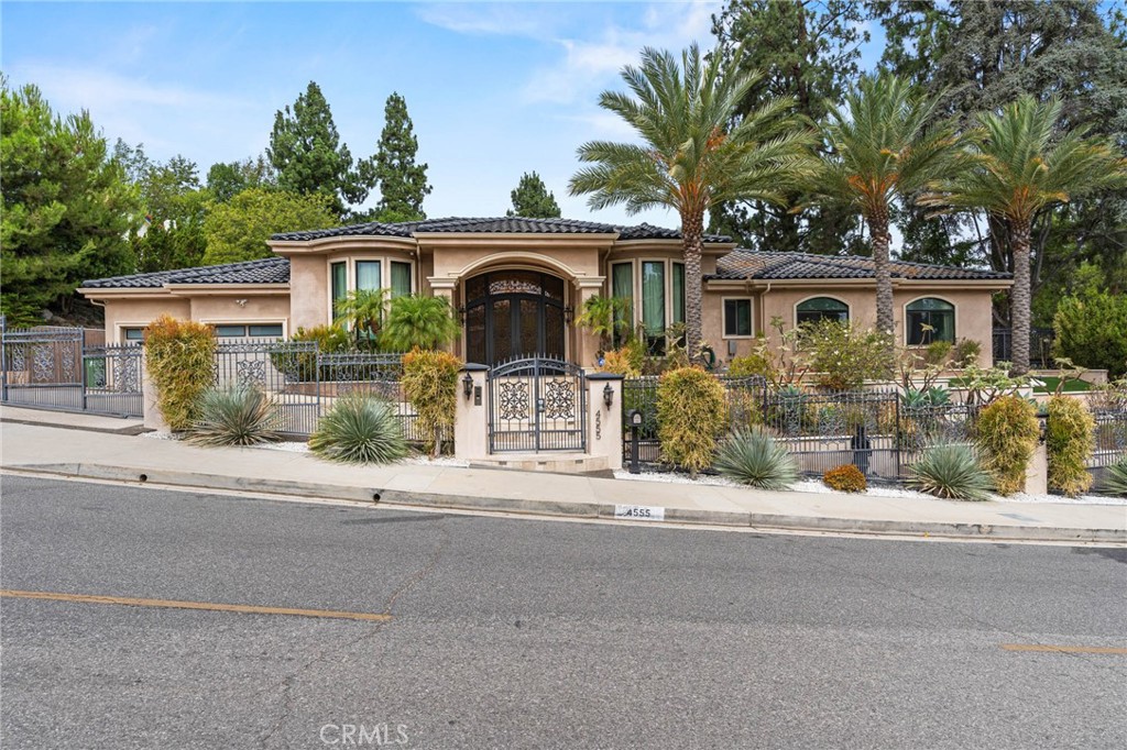 4555 Winnetka Avenue