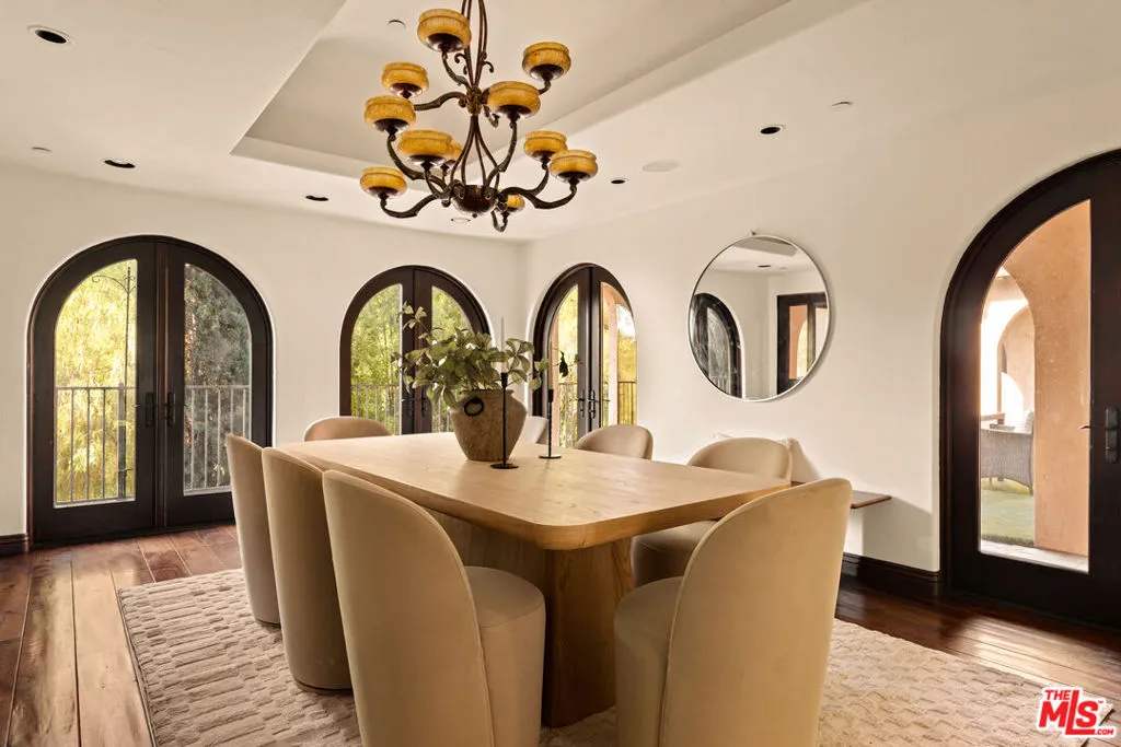 Encino, California 91316, United States, 5 Bedrooms Bedrooms, ,8 BathroomsBathrooms,Residential,Active,182662