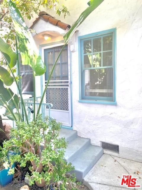 Photo of 1014 N Sweezter Avenue #1014 1/2, West Hollywood, CA 90069 (MLS # 25591745) Photo of 1014 N Sweezter Avenue #1014 1/2, West Hollywood, CA 90069 (MLS # 25591745)