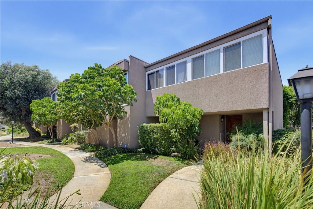 Photo of 18134 Killion Street #4, Tarzana, CA 91356 (MLS # SR26164028)